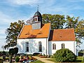 Kirche mit Ausstattung, dazu Kirchhof mit Einfriedungsmauer, einigen alten Grabmalen und Kriegerdenkmal für die Gefallenen des Ersten Weltkrieges