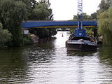 Bauschute mit Bagger in einer Brückenbaustelle