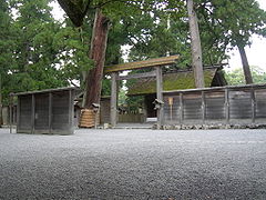 Der Hauptschrein des Gekū ist der Shōden, der durch vier verschiedene Zaunreihen von der Öffentlichkeit abgegrenzt ist. In ihm ist Toyouke eingeschreint.