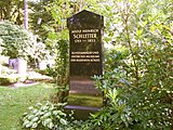 Grabmal Schletters auf dem Südfriedhof in Leipzig nach seiner Umbettung von Neuen Johannisfriedhof