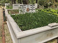 Gazanfer Özcan'ın Karacaahmet Mezarlığı'ndaki aile kabristanında bulunan kabri, İstanbul
