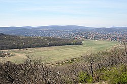 A Kővár-hegy lábánál fekvő Hármashatárhegyi repülőtér a Kővár-hegyről nézve (háttérben Pesthidegkút)