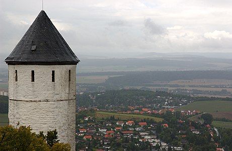 Goettingen şehrinin kuzeyinde Bovenden kasabası sınırları içerisinde yer alan, kasaba ve çevresini bulunduğu orman alanı içerisinde gören, 350 metre yüksekliğinde, 15,26 metre çapında, 23 metre yüksekliğe sahip ve duvar kalınlığı 4,24 metre olan 1015 yılında yapımına başlanan tarihi kale.(Üreten:Drianhoward)