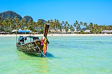 Longtailboot vor Koh Phi Phi in der Andamanensee