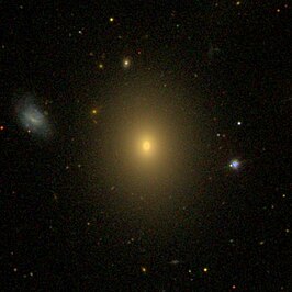 NGC 5490B (links van NGC 5490)