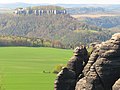 Bergsteiger an der Westseite des Pfaffensteins, im Hintergrund die Festung Königstein