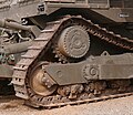 Caterpillar D9 buldozerinde cer dişlisi paletin üst kısmında yüksekte, avara kasnak ve bojiler altta olacak şekilde konumlandırılmıştır.