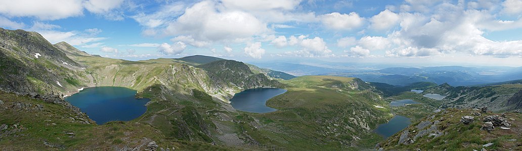 Bulgaristan'da Rila dağlarının kuzeybatısında yer alan Rila Yedi Göllernin panoramik manzarası. Resimde yedi gölün altısı görülmektedir: soldan sağa: Okoto (göz), Bıbreka (böbrek), Bliznaka (ikiz), Trilistnika (yonca), Ribnoto ezero(balık gölü), Dolnoto ezero (aşağı göl). (Üreten: Anthony.ganev)