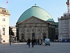 Sankt Hedwigskathedrale, die Hedwigskirchgasse verläuft rechts neben dem Kirchengebäude