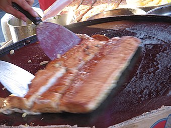 Belahan telur roti john dipanggang.