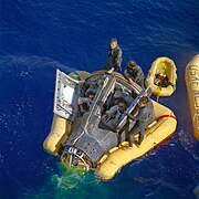 Die US-Astronauten Neil Armstrong und David Scott im Raumschiff Gemini 8 nach ihrer Wasserung im Pazifik im März 1966