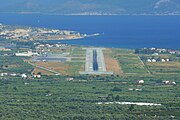 Blick auf den Flughafen von Westen (Hintergrund: Pythagorio)