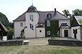 Rüdenhof: Hauptbau (mit Käthe-Kollwitz-Gedenkstätte), winkelförmig angebautes Nebengebäude (Pavillon) sowie Straßenwärterhaus (heute Café), dazu der separate Bergkeller an der Straße und die Einfriedungsmauer des Grundstücks