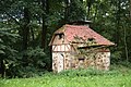 Schloss, Tor und Einfriedungspfeiler, im Schlosspark Wasserhaus, Steintisch mit zwei Steinbänken, Wegestein (Einzeldenkmale zu ID-Nr. 09303149)