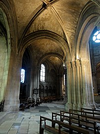 Seitenschiff mit goti­schen, Chor­um­gang mit roma­ni­schen Gewölben