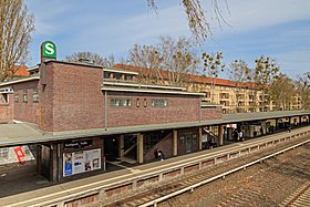 Empfangsgebäude und Bahnsteig