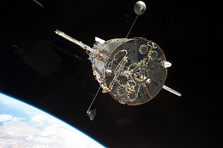 Hubble Uzay Teleskobu, 1990'dan beri Dünya yörüngesindeki astronomi gözlemevi. Uzay Mekiği tarafından da ziyaret edildi