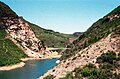 Simatai Ost, Blick von Süden über den Mandarin Duck Lake (Simatai Reservoir) zu den jeweiligen Türmen Nr. 1 (1997).