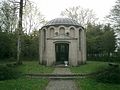 KZ-Friedhof mit Grabsteinen und Mahnmal