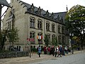 Der "Kunstschlecker" von Otmar Alt vor dem Gerhard-Hauptmann-Gymnasium seiner Heimatstadt Wernigerode