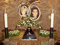 Denkmäler für Diana, Princess of Wales und Dodi Al-Fayed, rechts die Bronzestatue im Harrods