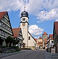 Hauptstraße mit Stadtkirche und Tor