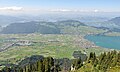 Blick vom Gipfel des Buochserhorns auf die Ebene von Buochs und Ennetbürgen; im Hintergrund der Bürgenstock