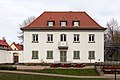 Villa mit seitlicher Garage und Garten;