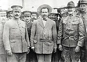 1914: General Obregon und Pancho Villa mit General Pershing (links)