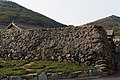 Als Windschutz dienende Steinmauer