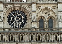 S. 61 - Notre-Dame de Paris, Westrose, um 1210/1220 (Lanzetten zwischen den Speichen enden nach außen in Kleeblattbögen), Turmfenster früghosch aber mit Rundblende mit Schleierstabwerk