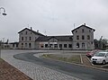 Bahnhof mit Empfangsgebäude, Abgang zum Fußgängertunnel, Nebengebäude (neben dem Empfangsgebäude), Umladeanlage mit Bockkran, Stellwerksgebäude sowie Bahnwärterhaus mit Nebengebäude