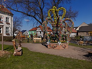 44. Platz: Aagnverglaser mit Osterbrunnen in Großpösna, Sachsen