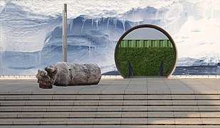 Armskulptur von Stephan Balkenhol vor dem Museum