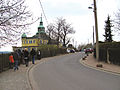 Spitzhausstraße, Oberlößnitzer Teilstück, Spitzhaus (li.), Kopf des Bismarckturm (Radebeul) (mi. Hintergrund)