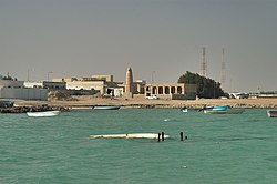 Strand bzw. Küstenabschnitt mit historischer Moschee im Hintergrund