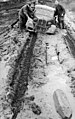 Wehrmachtsoldaten schieben an der Ostfront ein Auto aus dem Schlamm, Oktober 1941