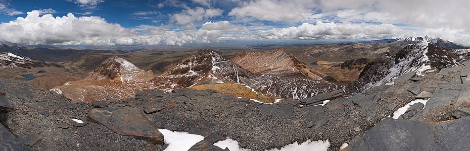 Bolivya'nın de facto başkenti La Paz'ın 15 kilometre kuzeyinde yer alan ve And dağlarının Cordillera Real dağlarının bir parçasını oluşturan sıradağı olan Chacaltaya' nın zirvesinden panoramik görünümü. Chacaltaya'daki 18.000 yıllık geçmişe sahip olan buzulda dünyanın en yüksek asansörlü kayak merkezi bulunmaktaydı. Ancak buzul yağışın eksik olması ve El Niño'nun etkisiyle 1980'li yıllarda erimeye devam etti ve 2009 yılında yok oldu. Bu eriyişin küresel ısınma ya da bölgesel iklim değişikliğinden kaynaklandığı ileri sürülmektedir. (Üreten: Chmehl)