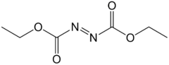 Structuurformule van di-ethylazodicarboxylaat