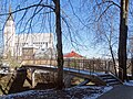 Fußgängerbrücke über die Landstraße KK228 mit Blick auf die Michaelskirche