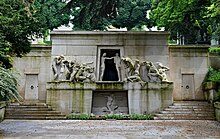 Le monument aux morts du cimetière du Père-Lachaise. Les deux portes latérales donnent accès au vaste ossuaire souterrain.