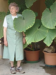 Frau Leopoldine im Garten