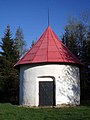 Halde eines Tageschachts mit Pulverturm