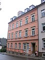 Mietshaus in Ecklage und in halboffener Bebauung