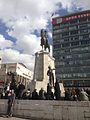 Meydanda Atatürk Zafer Anıtı heykeli