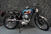 BSA C15 T Starfire Trials uit 1961. Alle Starfire-modellen hadden aanvankelijk deze kleurcombinatie.