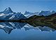 Schreckhorn (links) vom Bachalpsee aus gesehen. In der Bildmitte das Finsteraarhorn, ganz rechts das Gross-Fiescherhorn.