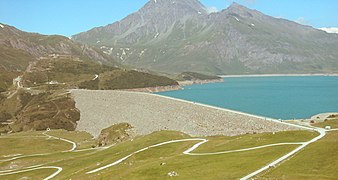 La diga di contenimento del lago.