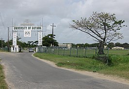 De hoofdingang van de Universiteit van Guyana