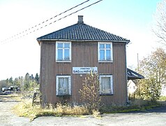 I 2009 stod stasjonsbygningen og forfalt.